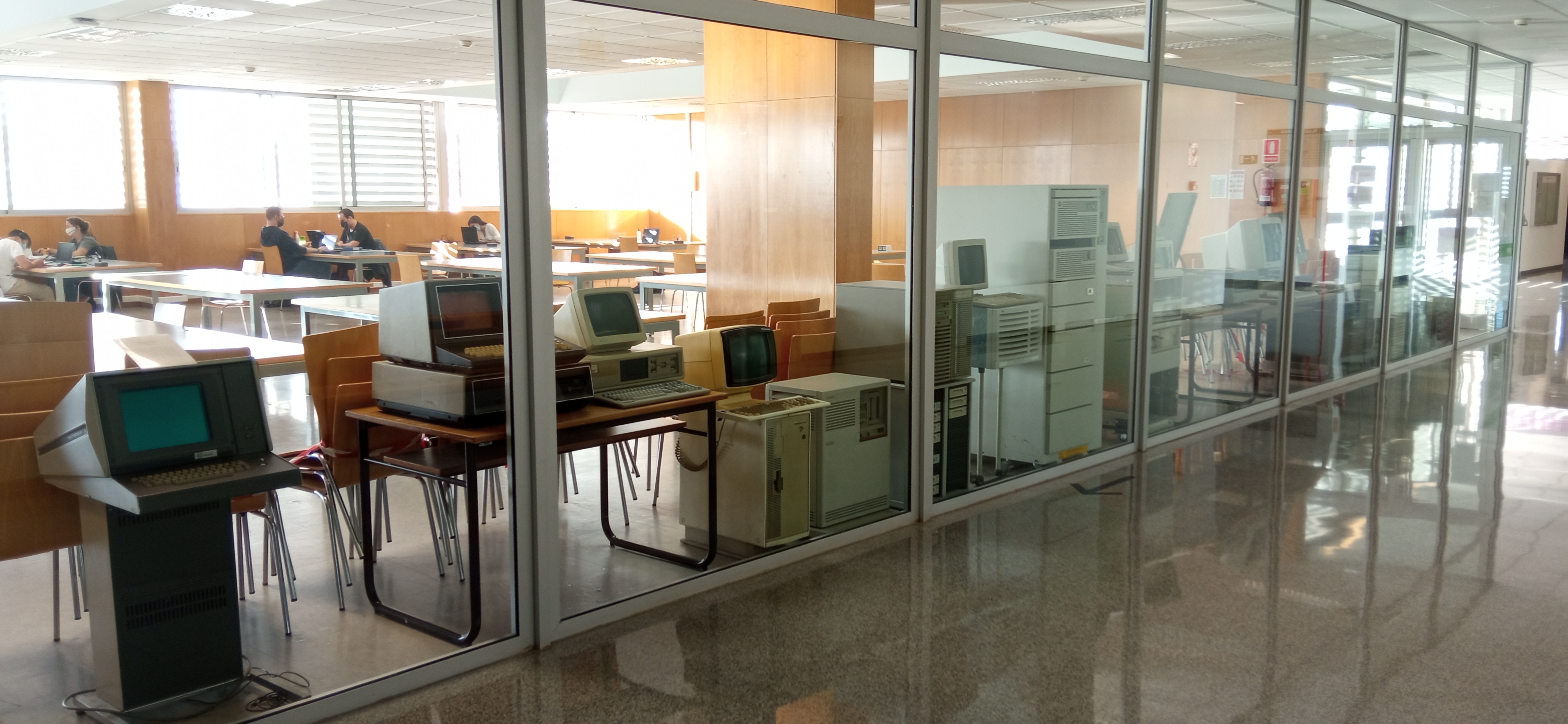 Estaciones de trabajo y servidores en las cristaleras de la Sala de Estudios de la planta 2